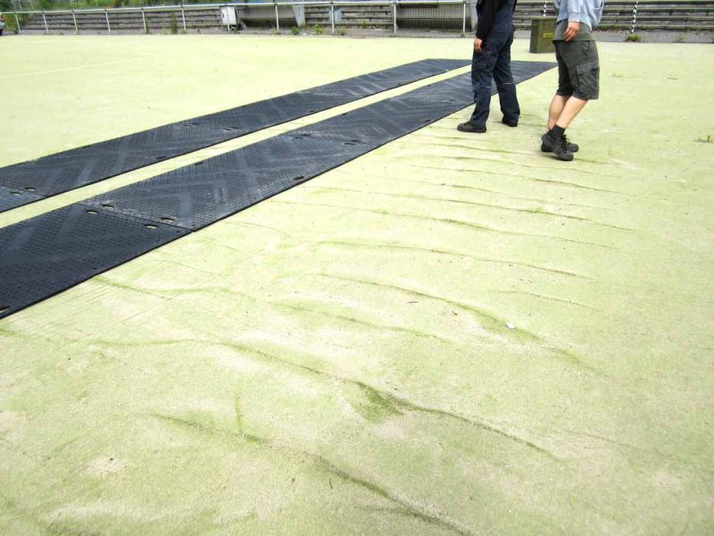 Fahrplatten zum Schutz eines Kunstrasen-Fussballplatz