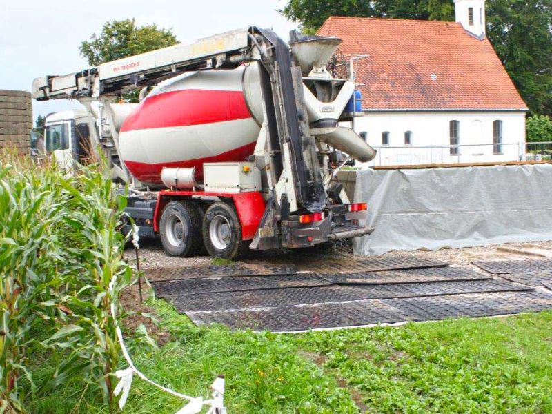 Mobile Baustraße zum Schutz eines Rasen für einen Betonmischer und Betonpumpe