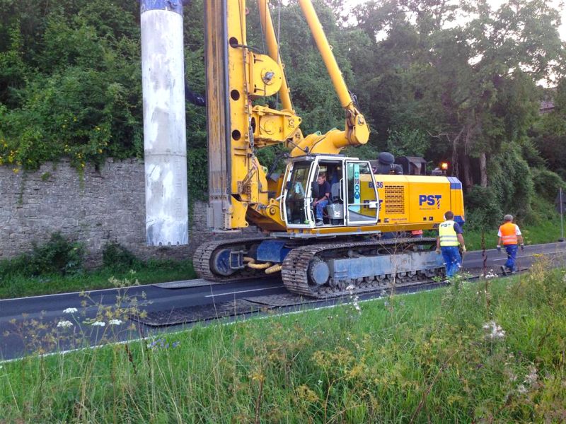 Schutzplatten werden vor dem Bohrgerät umgesetzt, um Asphalt zu schützen.
