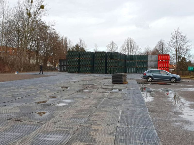 Temporäre Lagerfläche zum befahren mit Transportfahrzeugen mit den e:tek PRO Langen Fahrplatten