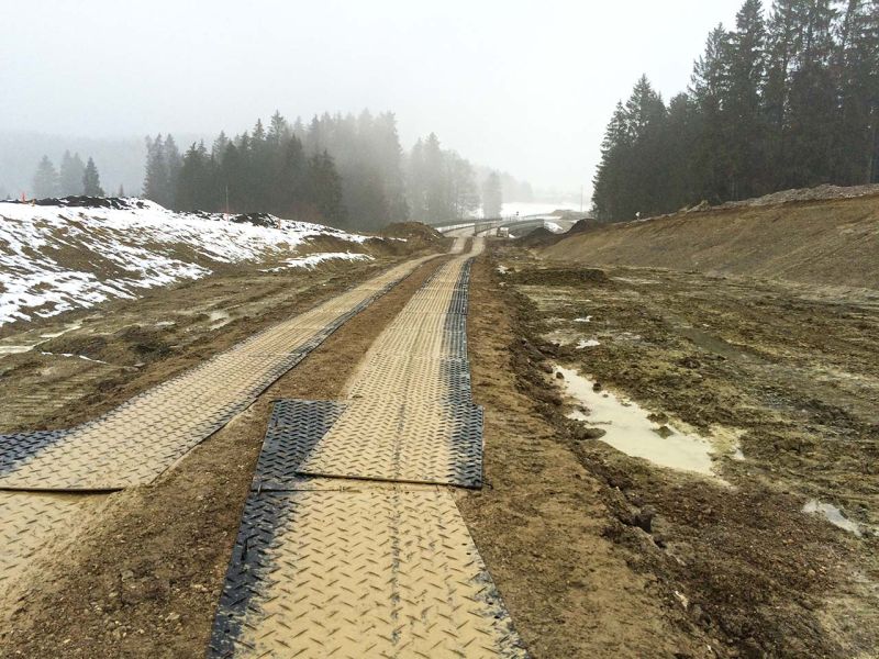 Mobile Baustrasse als Zufahrtslösung für LKW und Bagger im Straßenbau und Verkehrswegebau