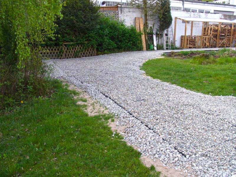 Befestigung eines Gartenweg ohne Unterbau mit Bodengitter BG50