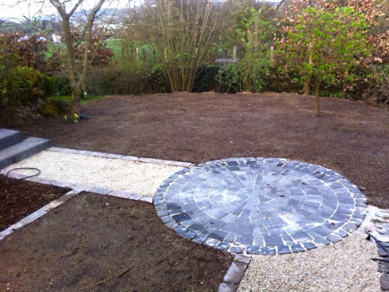 Verlegen und verfüllen der Bodenwabe BW40 zur Befestigung von Kieswegen