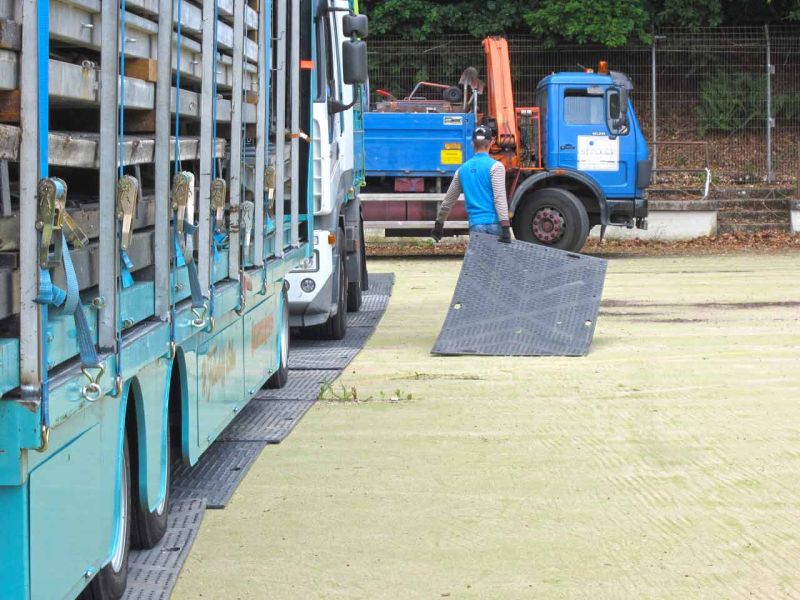 Fahrplatten zum Schutz eines Kunstrasen-Fussballplatz