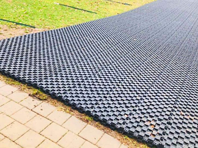 Anlegen eines stabilisierten und sicheren Weges für Pferde mit der Paddockplatte PP60