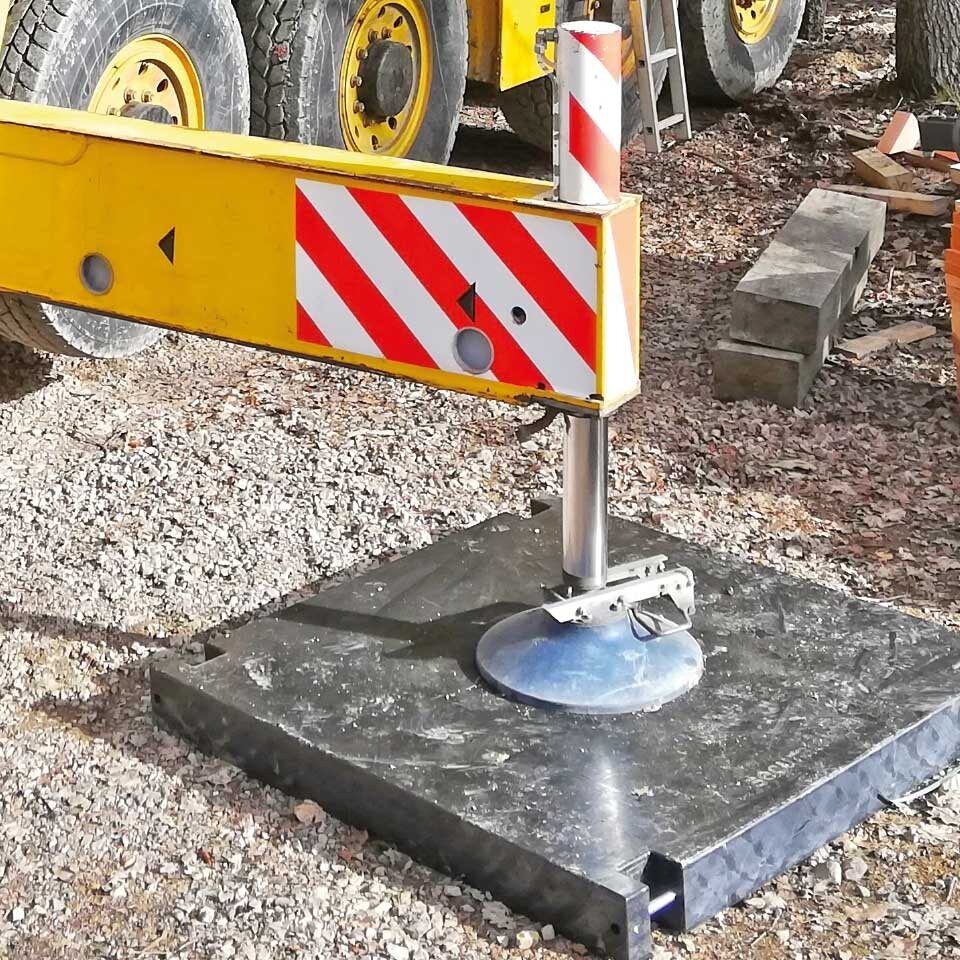 Massive & druckstabile Kranmatten aus Kunststoff statt Stahl als Lastverteilerplatte für Stützfüße & Ausleger von Kranfahrzeuge zur sicheren Kranabstützung