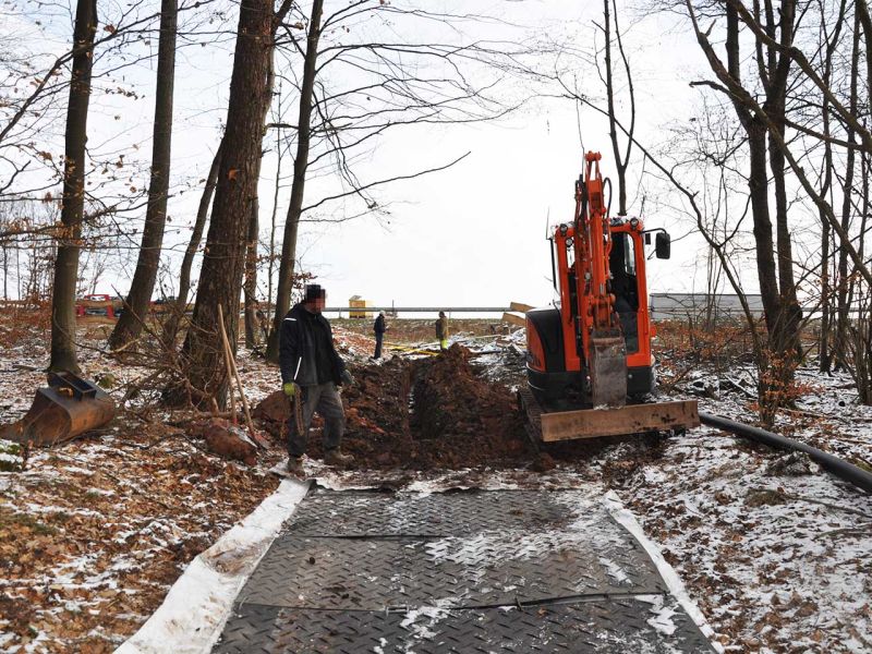 Mobile Baustraße Telekom-Baustelle Esselbach im Steigerwald mit der s:tek 48 Bodenschutzplatte