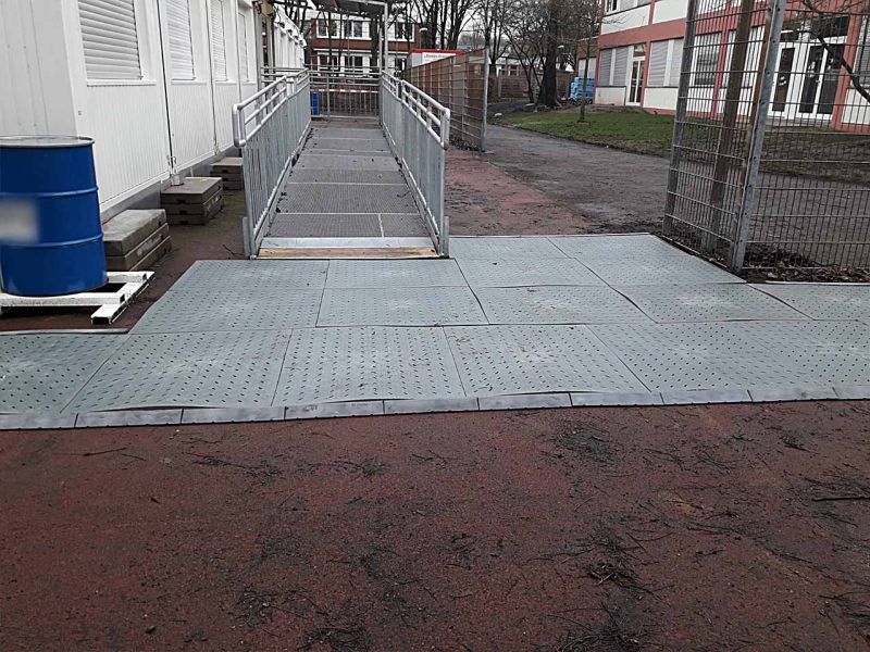 Ein mobiler Gehweg aus Bodenmatten auf einem Schulhof