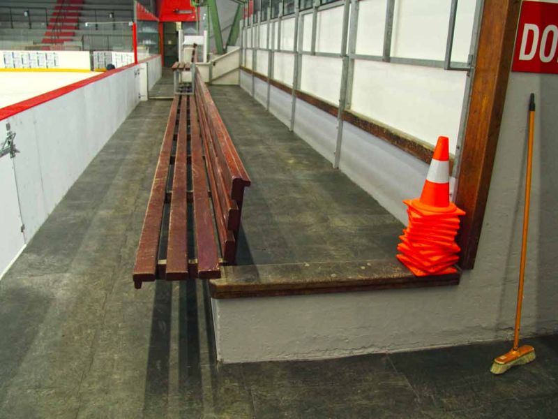 Rutschhemmde & stoßdämpfende Bodenmatten aus weichem PVC für eine Eissporthalle