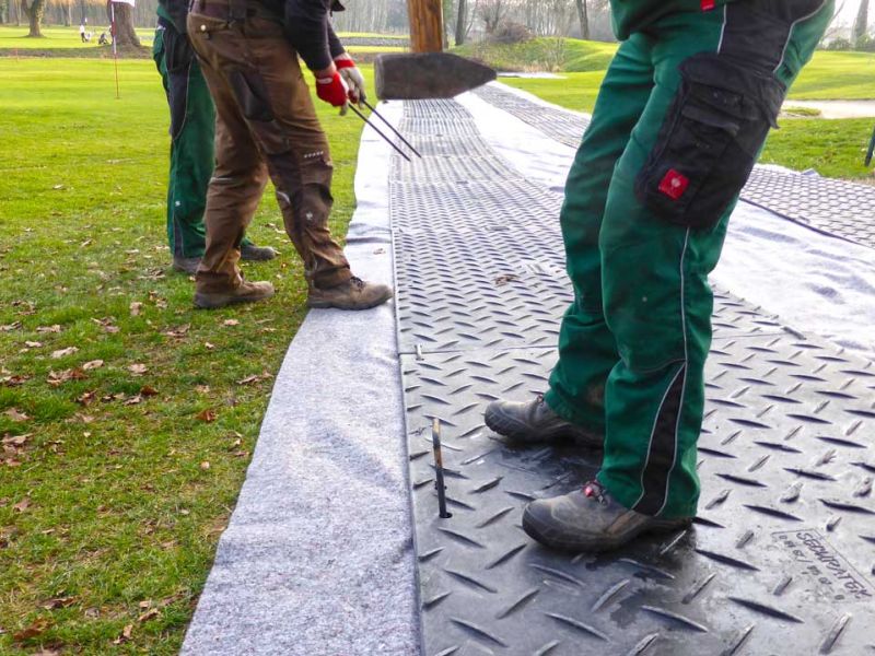 Baustraße zur Teichentschlammung im Golfplatzbau bzw. Golfplatzpflege