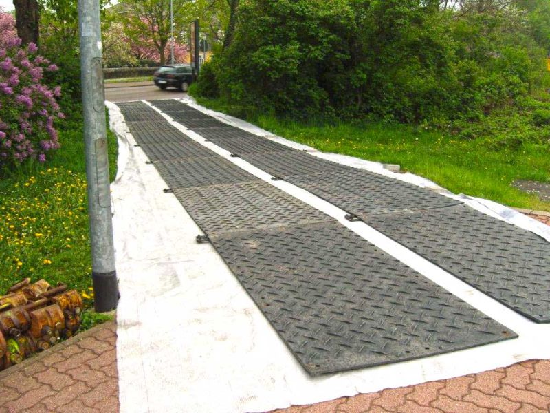 Mobile Baustraße zum Schutz des Pflasters im Gleisbau und Schienenverkehr