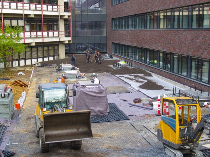Einsatz der Schwerlast-Baustraße bei der Dachbegrünung der TH Dortmund