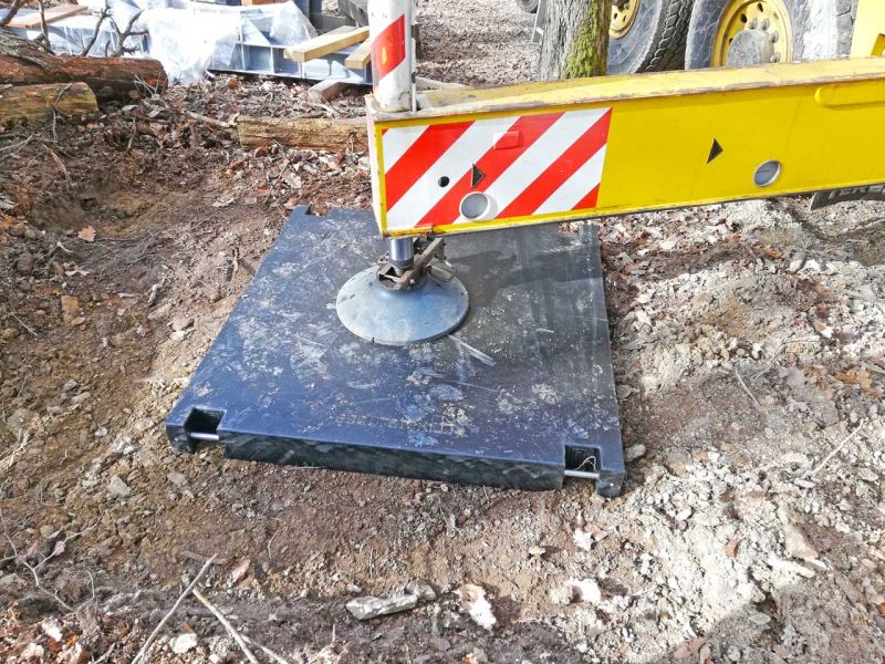 Detailaufnahme einer Kranstütze auf einer Kranmatte aus Kunststoff