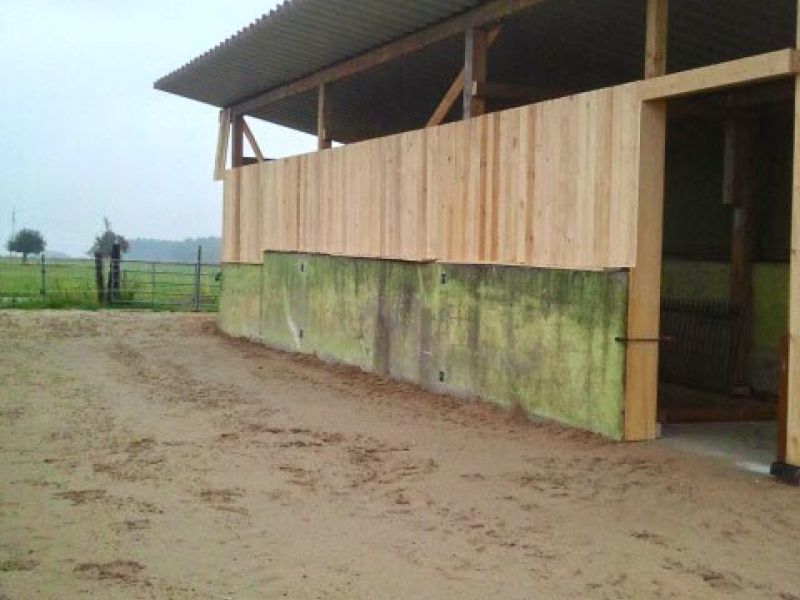 Verlegen des Bodengitter BG30 zur Bodenbefestigung vor einem Pferdestall