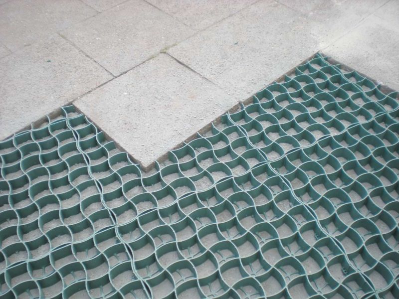 Neugestaltung eines begrünten Mieterparkplatz mit dem Bodengitter BG50