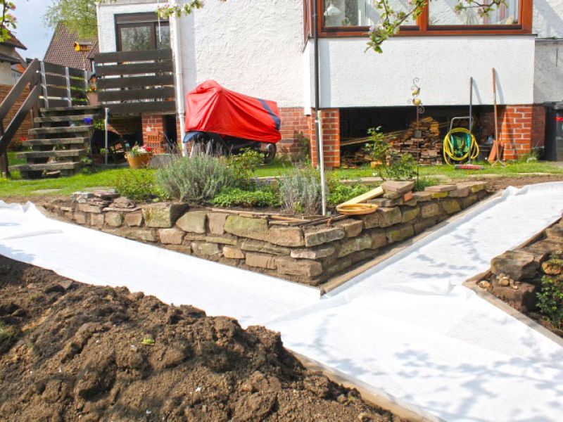 Verlegen von Kieswaben KW50 für einen stabilisierten Kiesweg im Garten