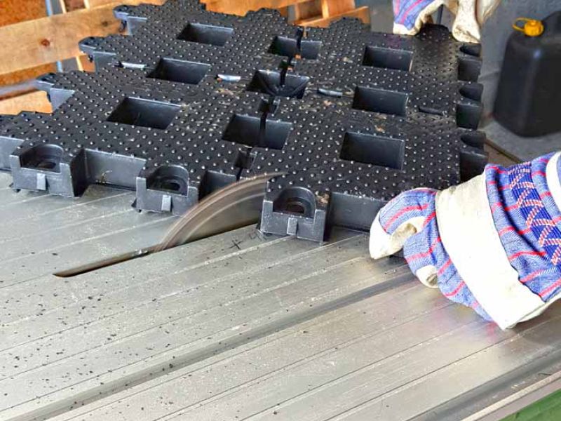 Befestigte Fahrspuren für ein Wohnmobil-Stellplatz mit dem Rasengitterstein RGS35 aus Kunststoff