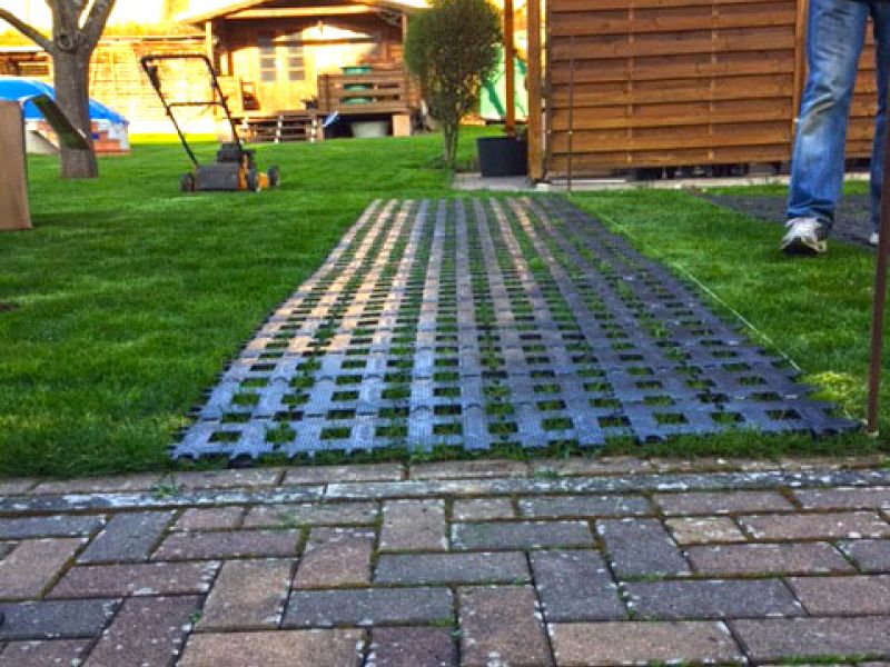 Zwei Parkplätze in 2 Stunden ohne Unterbau selbst herstellen, dank direkter Verlegung auf den bestehenden Rasen mit dem Rasengitterstein RGS35 aus Kunststoff.