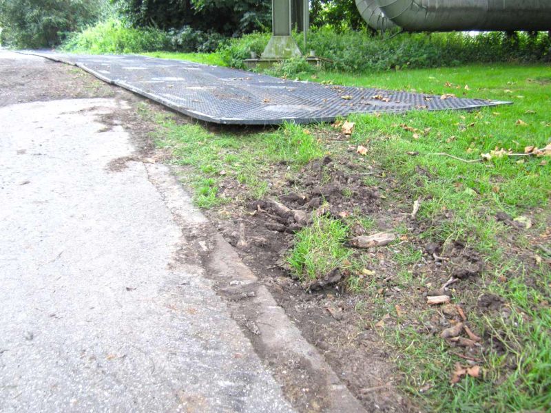 Baustraße zur Lastverteilung eines Schwertransport mit Horizontal-Bohrgerät