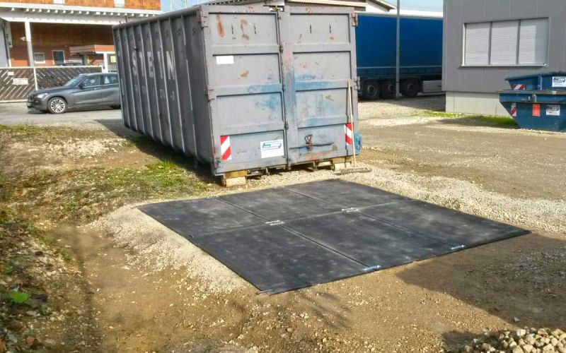 v:tek Fahrplatten aus Kunststoff als Lastverteilplatten und Bodenschutz für Abrollcontainer