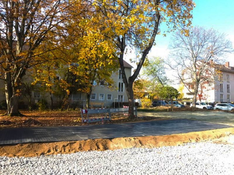 Temporäre Baustraße zur Überfahrt von Baustellenfahrzeugen in Wiesbaden mit den e:tek PRO Langen Fahrplatten