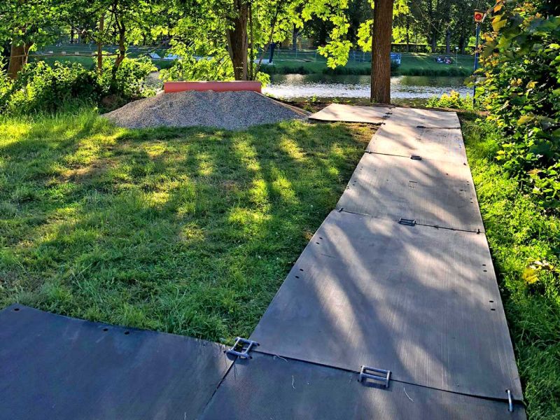 Mobile Straßen und temporäre Wege für Fußgänger & Fahrzeuge auf der Documenta in Kassel