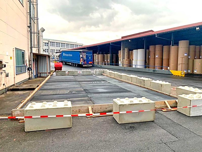 Schutz einer frisch asphaltierten Fläche durch Lastverteilungsplatten von Securatek