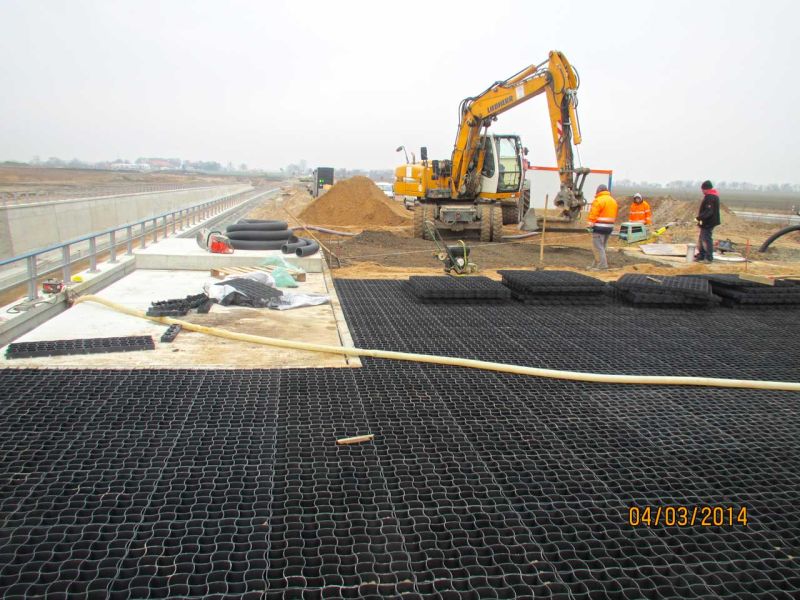 Verlegung des Bodengitter BG50 aus Kunststoff zur Bodenstabilisierung für ein Trogbauwerk