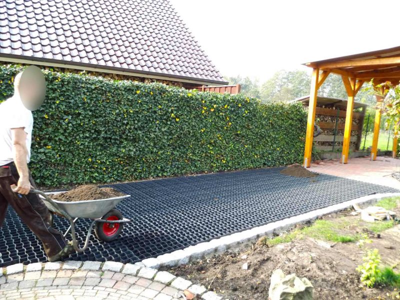 Bodenbefestigung einer begrünten Carport-Zufahrt mit dem Bodengitter BG50