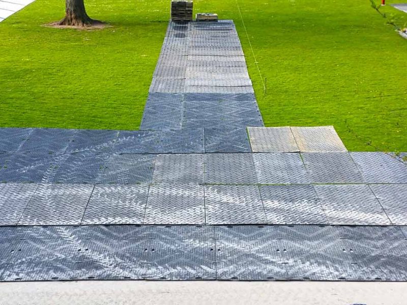 Fahrplatten zum Schutz des Rasen im Schlosspark Heidelberg für ein Event