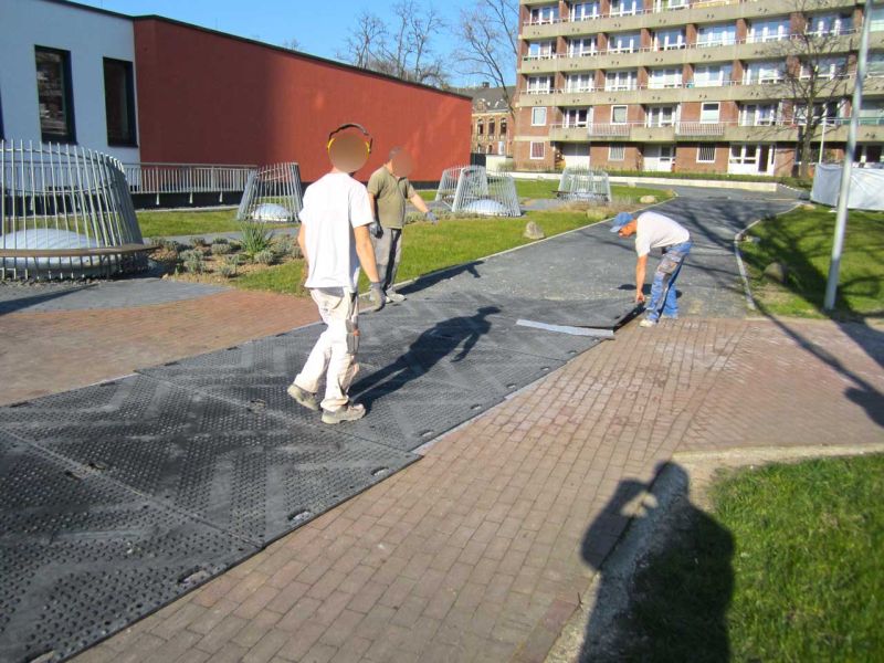 Fahrplatten als Pflasterschutz für eine temporäre LKW-Zufahrt