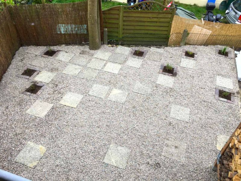 Schön gestalteter Steingarten mit einer Kiesfläche als Terrasse