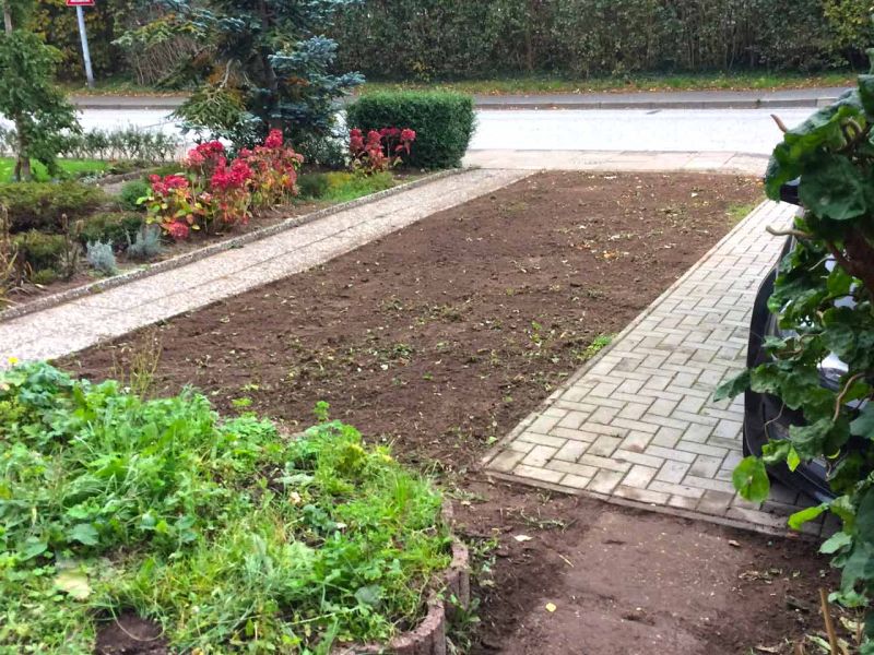 Umwandlung einer Pflanzfläche zu einem PKW Stellplatz aus Rasengittersteinen