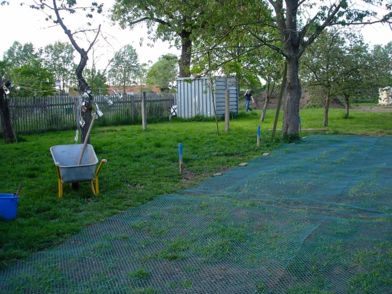 Rasennetz als Wühlschutz und Buddelschutz für Hühner in der Freilandhaltung