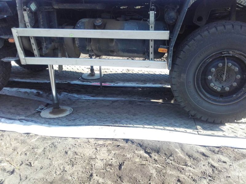 Mobile Fahrstrasse und Fahrplatten als temporäre Zufahrtslösung für den Neubau eines Supermarkt in Berlin