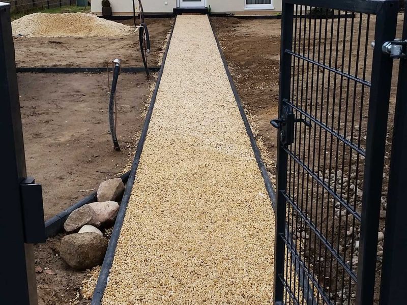 Hauseingang & Hofeinfahrt in Kieswege umgestalten mit den Kieswaben KW30