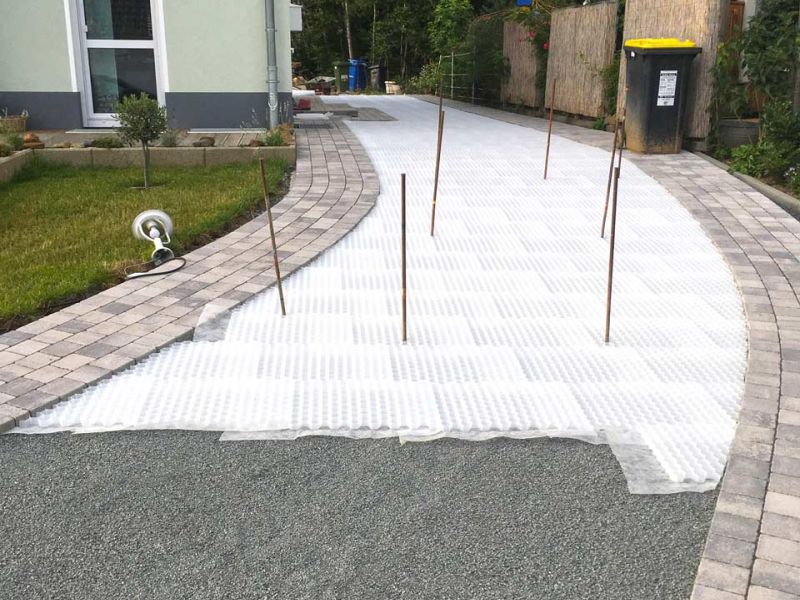 Schöne & befahrbare Kies-Einfahrt anstelle von Pflastersteinen mit den Kieswaben KW30 einfach, schnell und kostengünstig selbst anlegen.