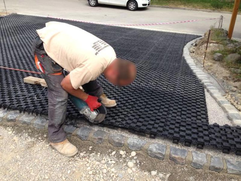 Verlegung des Ankergitter AG60 zur ökologischen und versiegelungsfreien Pflasterung einer Hofeinfahrt