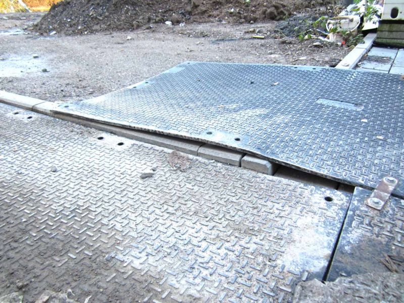 s:tek Bodenschutzplatte als Bodenabdeckung auf einer Baustelle. Die robuste Konstruktion schützt den Untergrund vor Schäden.