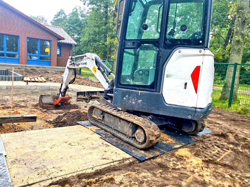 Fahrplatten als Pflasterschutz bei der Neuanlage eines Sandkasten & Bobbycarstrecke im Kindergarten Heemsen
