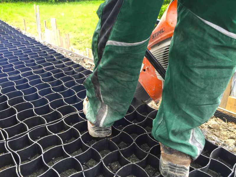RASEN VERSTÄRKEN UND BEFAHRBAR MACHEN MIT BODENGITTER BG50 AUS KUNSTSTOFF