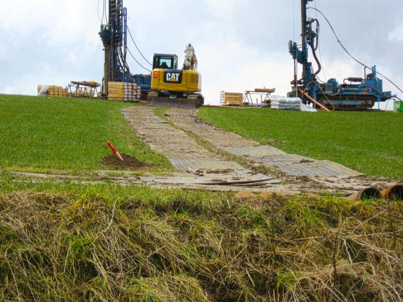 Fahrstrasse für geologische Bohrungen im Gelände mit Bodenschutzplatten