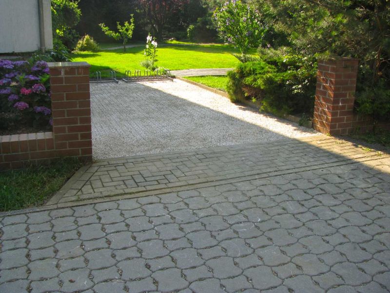 Verlegung des Kiesgitter KG30 zur unversiegelten Befestigung eines HofVerlegung des Kiesgitter KG30 zur unversiegelten Befestigung eines Hof