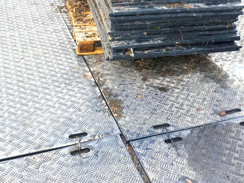 Temporäre Lagerfläche zum befahren mit Transportfahrzeugen mit den e:tek PRO Langen Fahrplatten