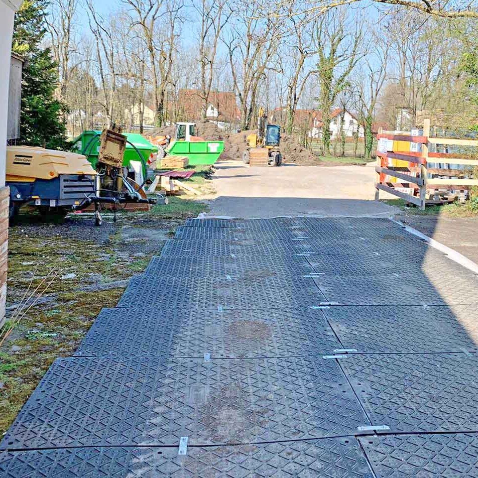 x:tek Fahrplatten aus Kunststoff mit beidseitiger Profilierung als Baustraße zum Bodenschutz und Flächenschutz und Pflasterschutz auf Baustellen.