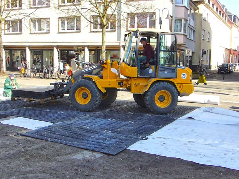 Mobile Baustraße als Pflasterschutz in der Fußgängerzone in Gießen