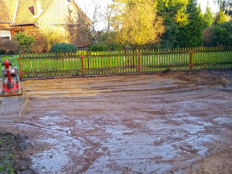 Bodengitter zur begrünten Hoferweiterung einer Traktor befahrbaren Rasenfläche