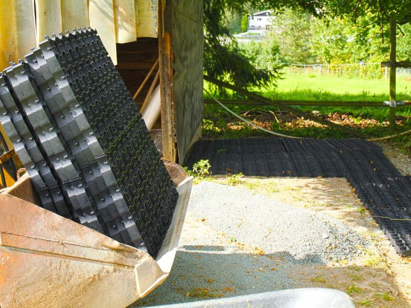 Befestigung des Bodens rund um den Futterplatz für Pferde mit dem Bodengitter BG50