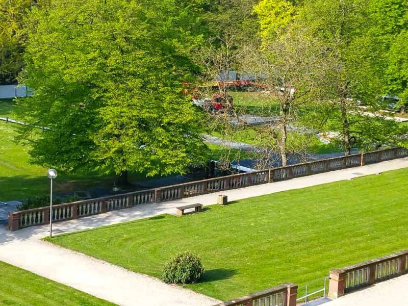 Fahrplatten zum Schutz des Rasen im Schlosspark Heidelberg für ein Event