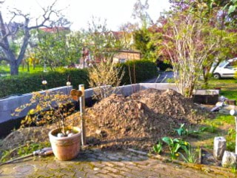 Verlegen der Kieswaben KW50 für eine neu angelegte Kies-Terrasse im Garten